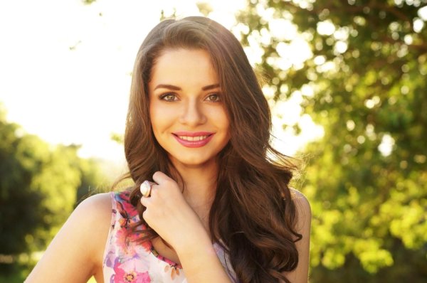 Улыбчивая девушка