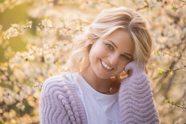 Улыбчивая девушка