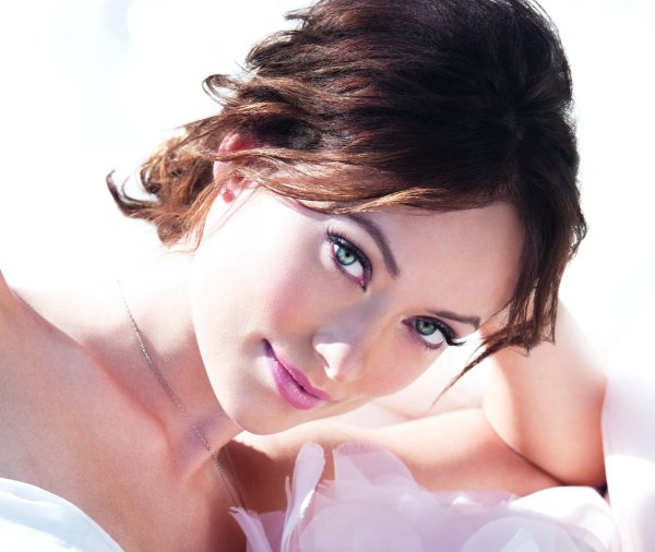 Улыбчивая девушка