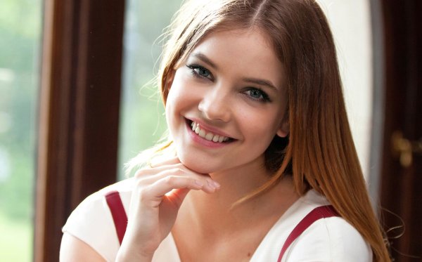 Улыбчивая девушка