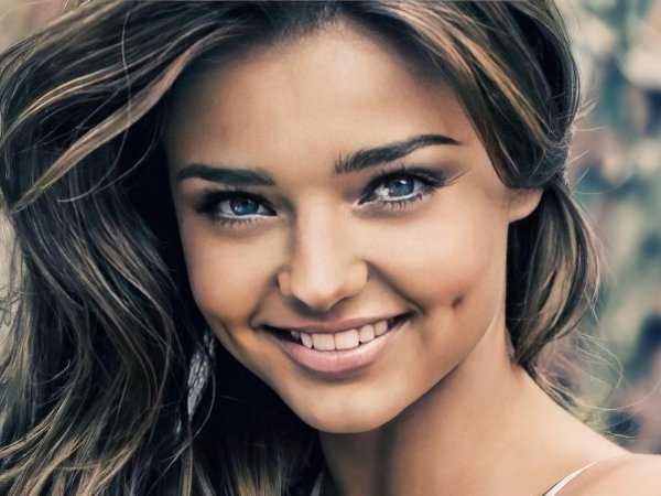 Улыбчивая девушка