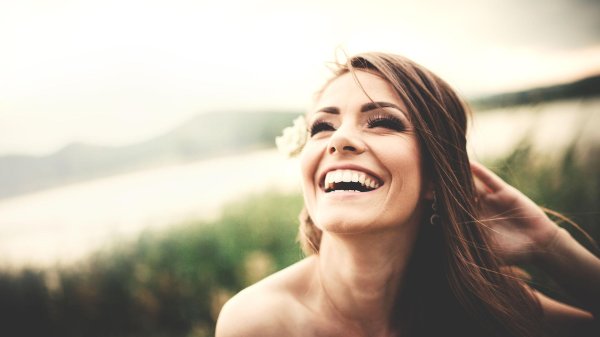 Улыбчивая девушка