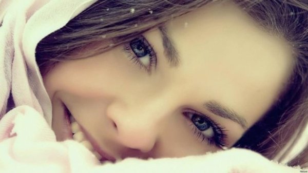 Улыбчивая девушка