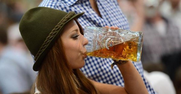 Девушка пиво