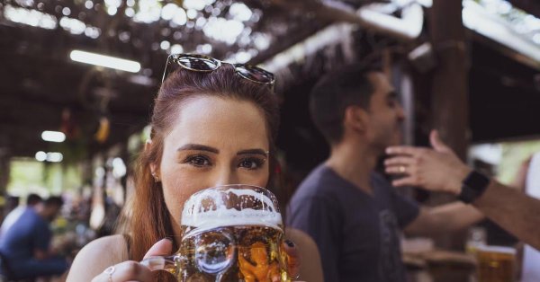 Девушка пиво