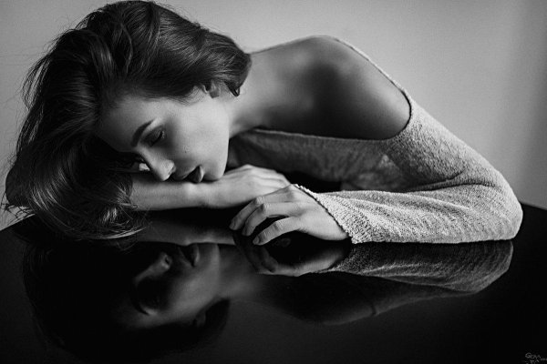 Страдает девушка