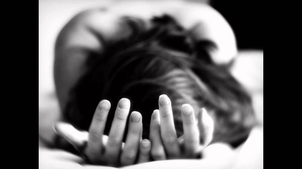 Страдает девушка