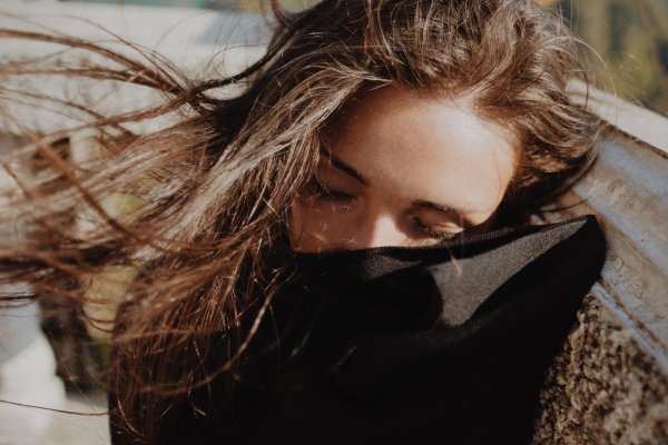 Страдает девушка