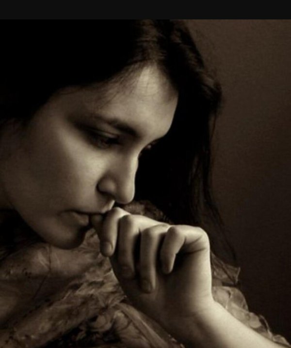 Страдает девушка