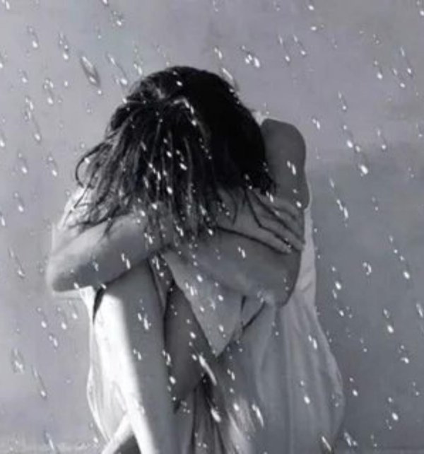 Страдает девушка