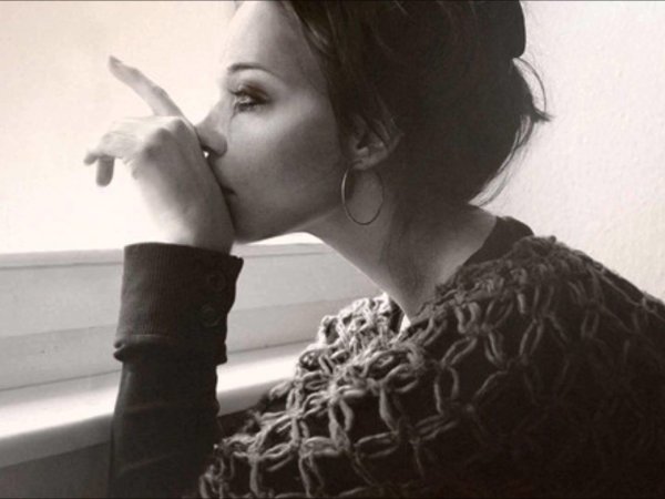 Страдает девушка