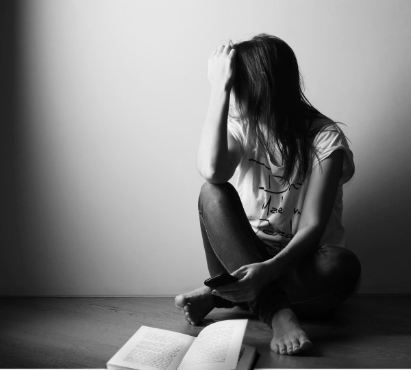 Страдает девушка