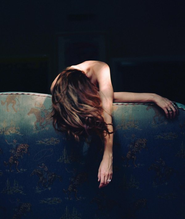 Страдает девушка