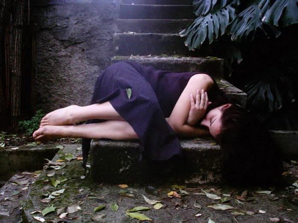 Страдает девушка