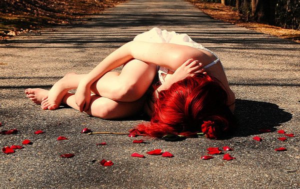 Страдает девушка