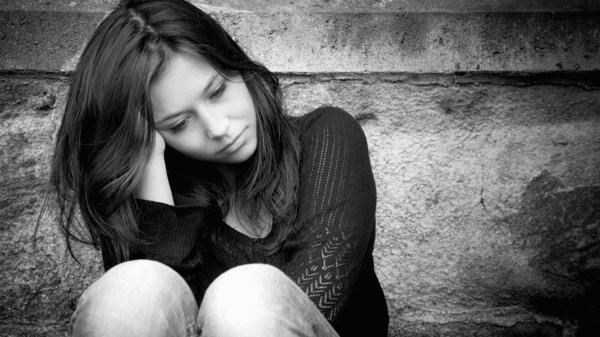 Страдает девушка