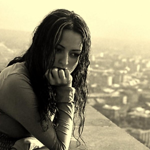 Страдает девушка