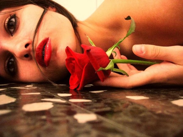 Страдает девушка