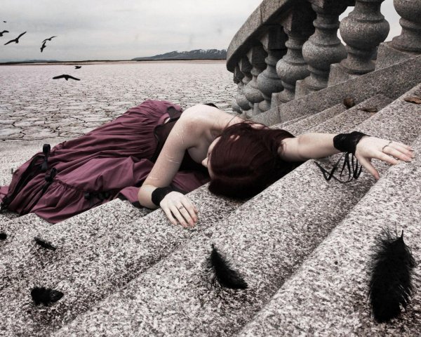 Страдает девушка