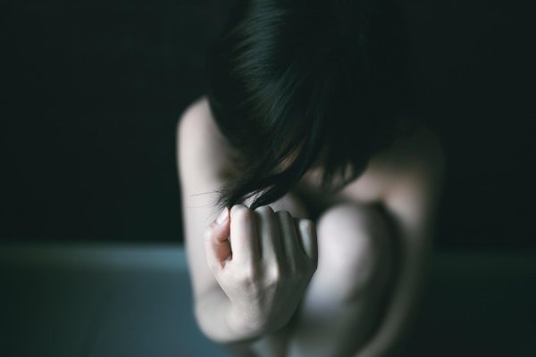 Страдает девушка