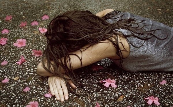 Страдает девушка