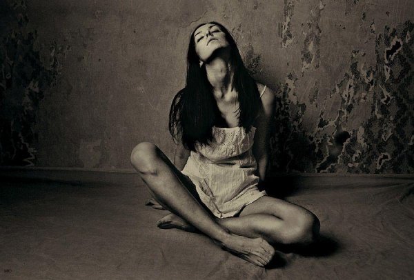 Страдает девушка