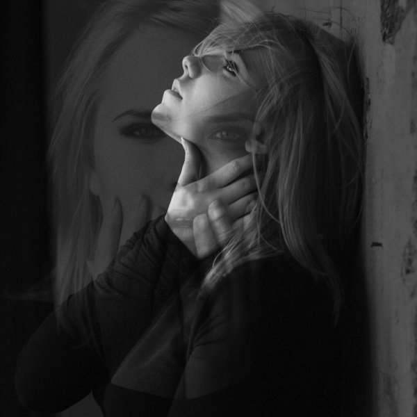 Страдает девушка