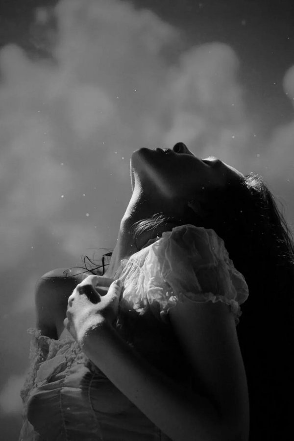 Страдает девушка