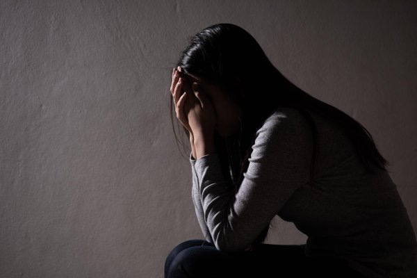 Страдает девушка