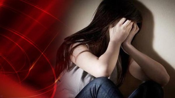 Страдает девушка