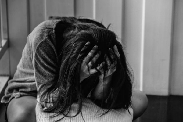 Страдает девушка