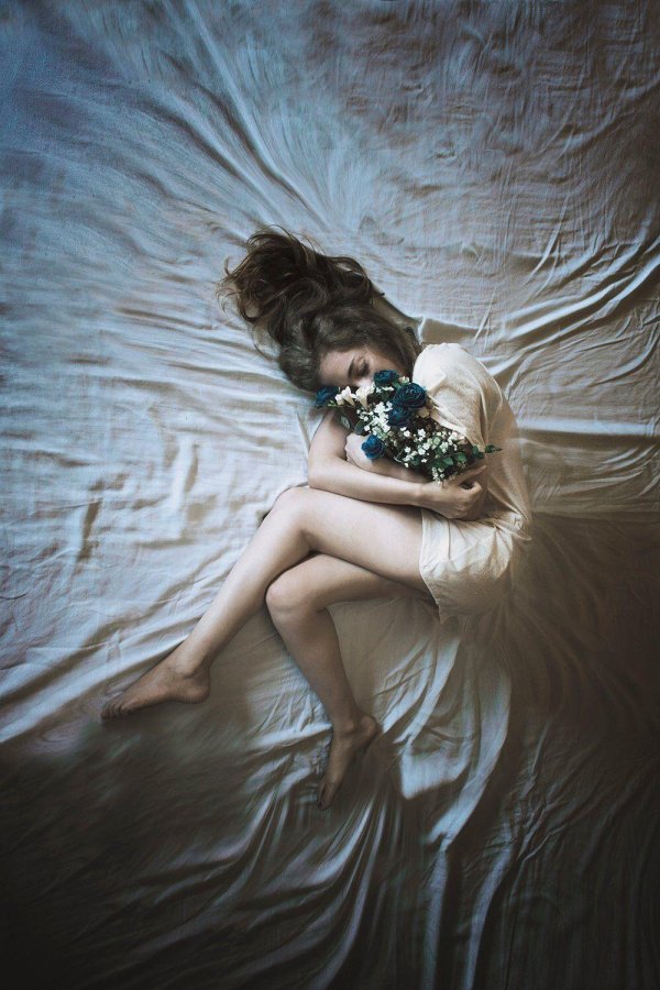 Страдает девушка