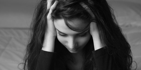 Страдает девушка