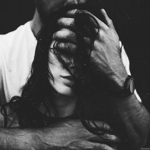 Страдает девушка