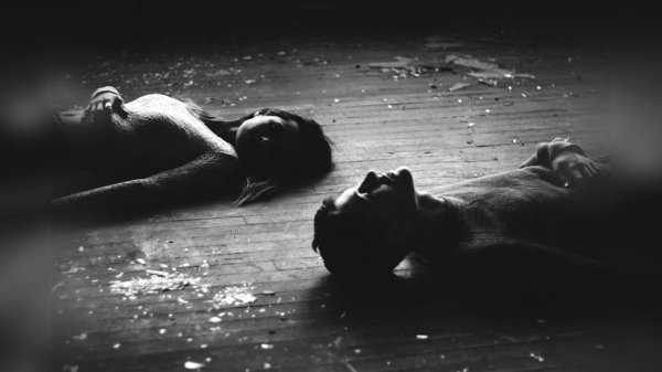 Страдает девушка