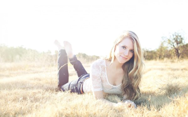 С милыми девушками