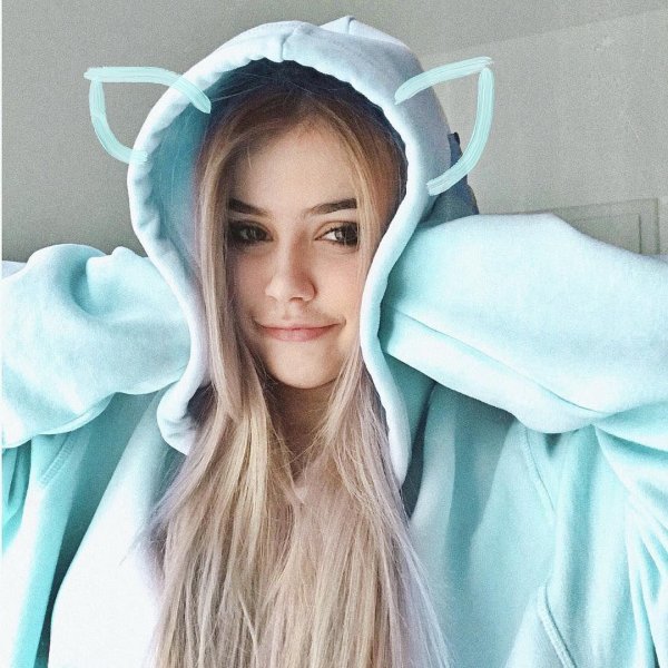 С милыми девушками