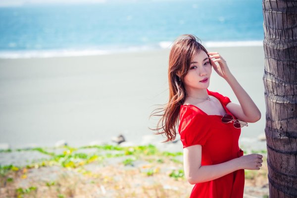 С милыми девушками