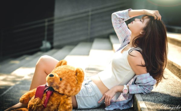 С милыми девушками