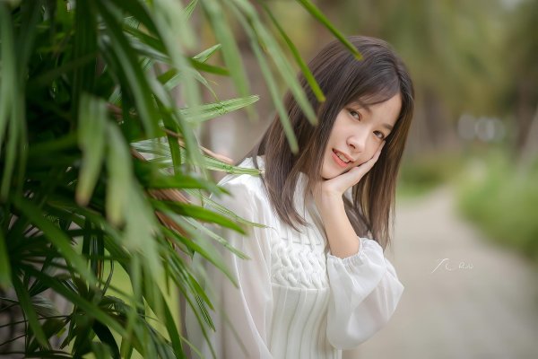 С милыми девушками