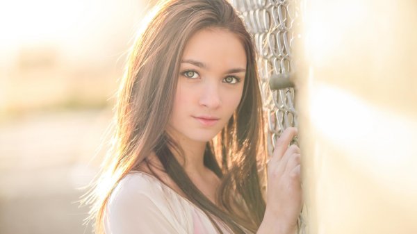 С милыми девушками