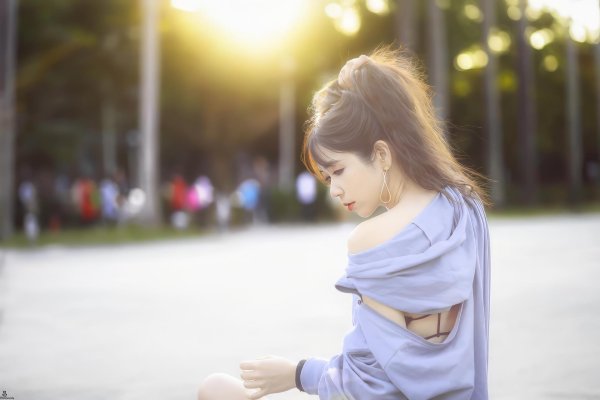 С милыми девушками