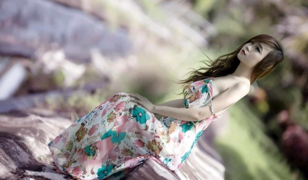 С милыми девушками