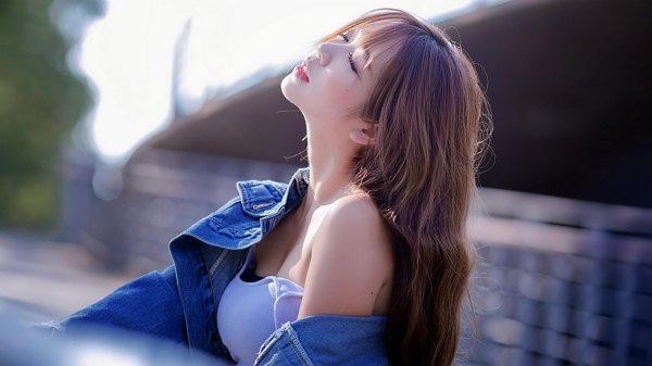 С милыми девушками