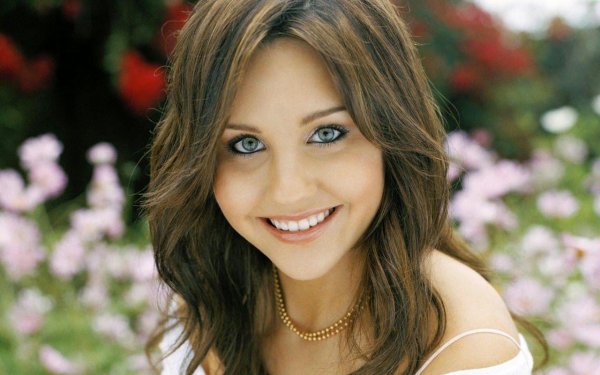 С милыми девушками