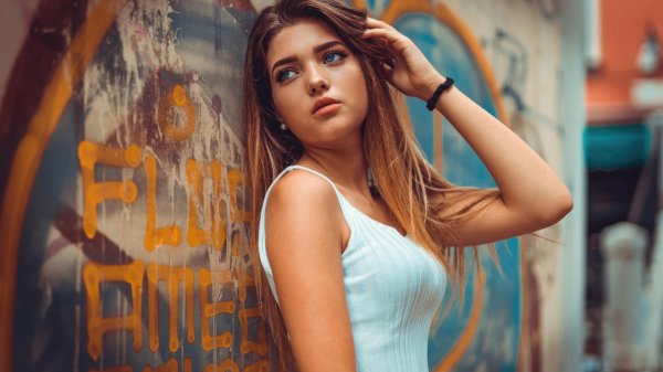 С милыми девушками