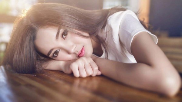 С милыми девушками