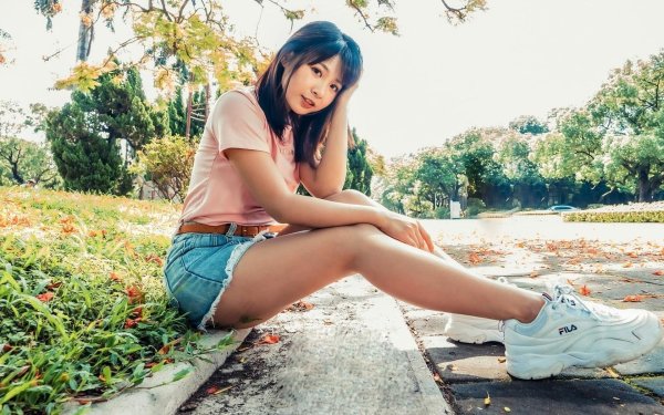 С милыми девушками