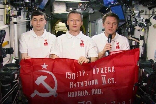 Девушка на мужчине