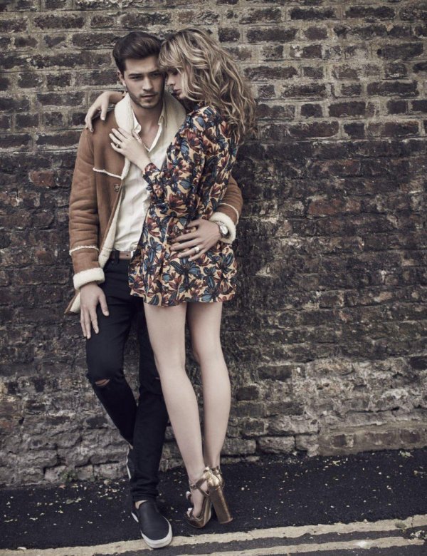 Девушка на мужчине